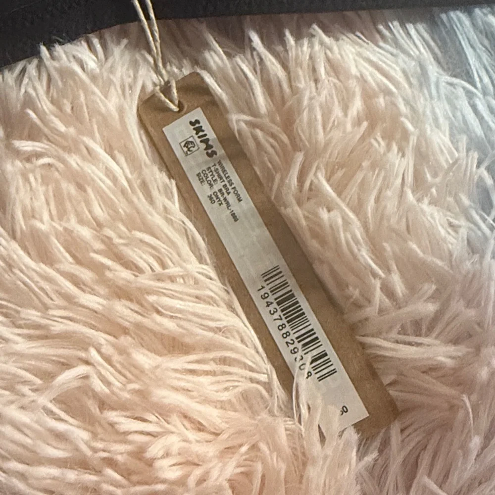 SKIMS  Black wireless T shirt semi bra onyx new - Picture 4 of 6